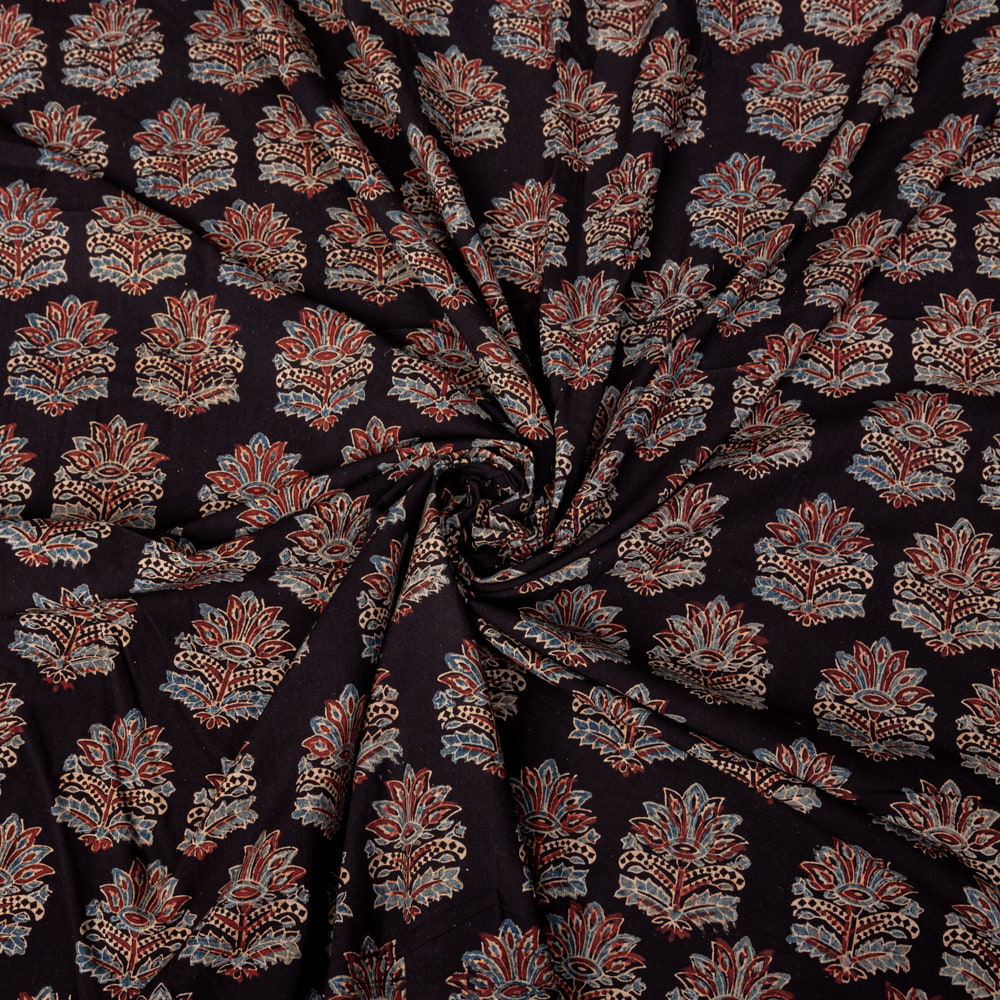 〔1m切り売り〕アジュラックプール村からやってきた　昔ながらの木版染め更紗模様布〔幅約111cm〕 - ブラック系1枚目の説明写真です