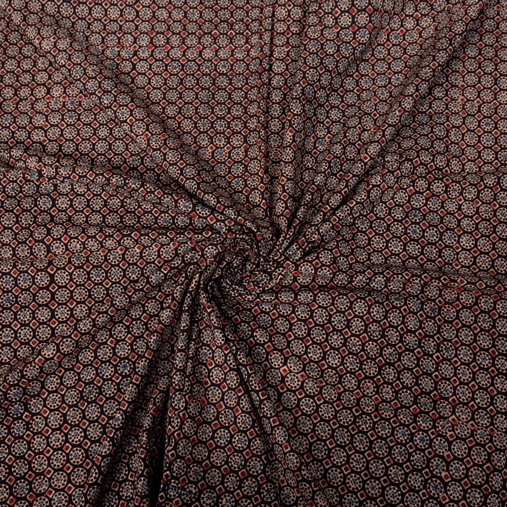 〔1m切り売り〕アジュラックプール村からやってきた　昔ながらの木版染め伝統模様布〔幅約111cm〕 - ブラック系1枚目の説明写真です