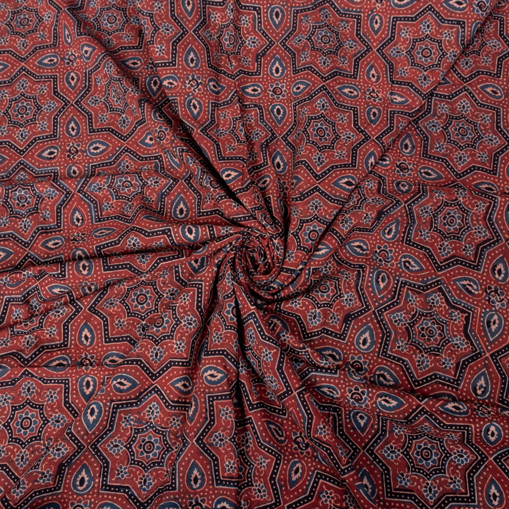 〔1m切り売り〕アジュラックプール村からやってきた　昔ながらの木版染めアジュラックデザインの伝統模様布〔幅約111cm〕 - 赤系1枚目の説明写真です