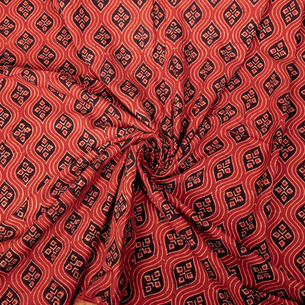 〔1m切り売り〕アジュラックプール村からやってきた　昔ながらの木版染め伝統模様布〔幅約112cm〕 - 赤系1枚目の説明写真です