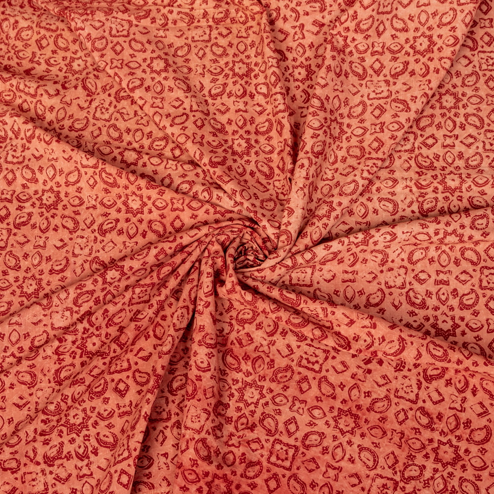 〔1m切り売り〕アジュラックプール村からやってきた　昔ながらの木版染め伝統模様布〔幅約111cm〕 - 赤系1枚目の説明写真です