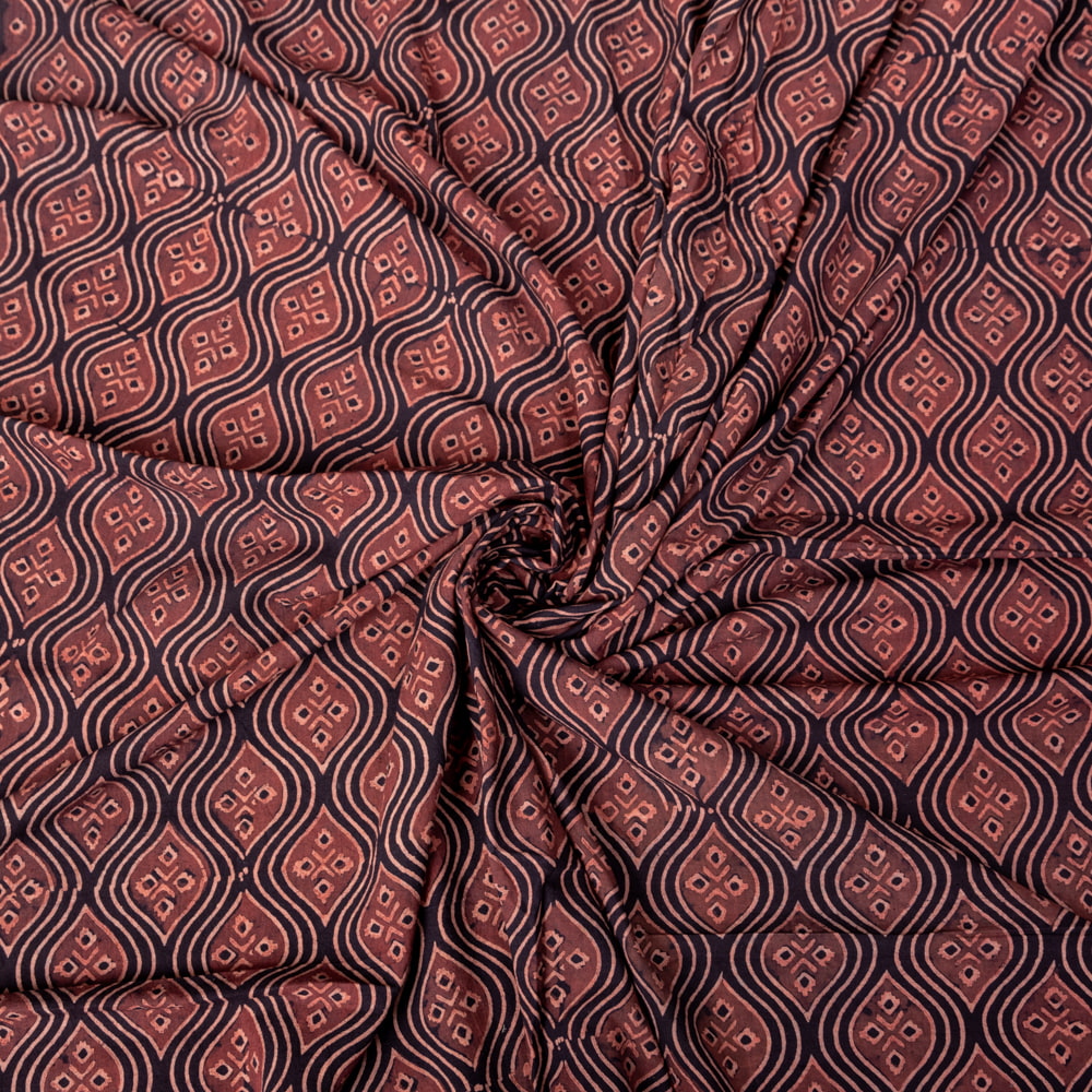 〔1m切り売り〕アジュラックプール村からやってきた　昔ながらの木版染め伝統模様布〔約114cm〕 - ブラック系1枚目の説明写真です