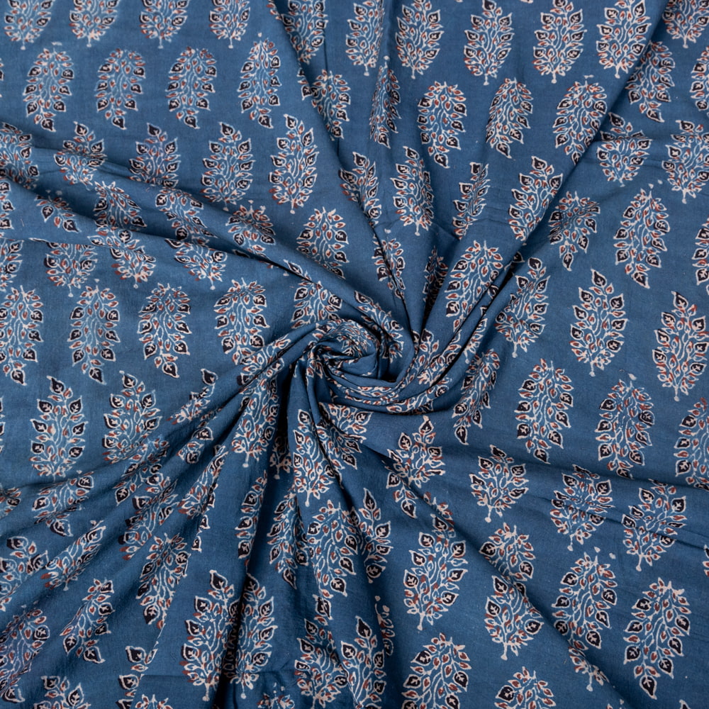 〔1m切り売り〕アジュラックプール村からやってきた　昔ながらのインディゴ木版染め更紗模様布〔約109cm〕 - ネイビー系1枚目の説明写真です