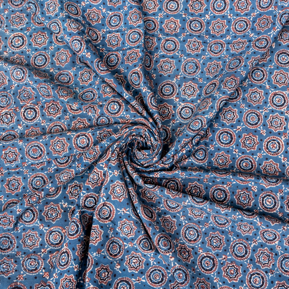 〔1m切り売り〕アジュラックプール村からやってきた　昔ながらのインディゴ木版染めアジュラックデザイン布〔約107cm〕 - ネイビー系1枚目の説明写真です