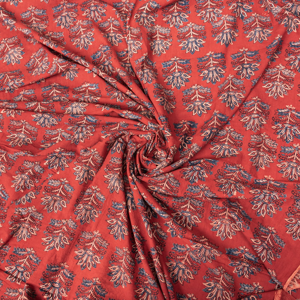 〔1m切り売り〕アジュラックプール村からやってきた　昔ながらの木版染め更紗模様布〔約112cm〕 - レッド系1枚目の説明写真です