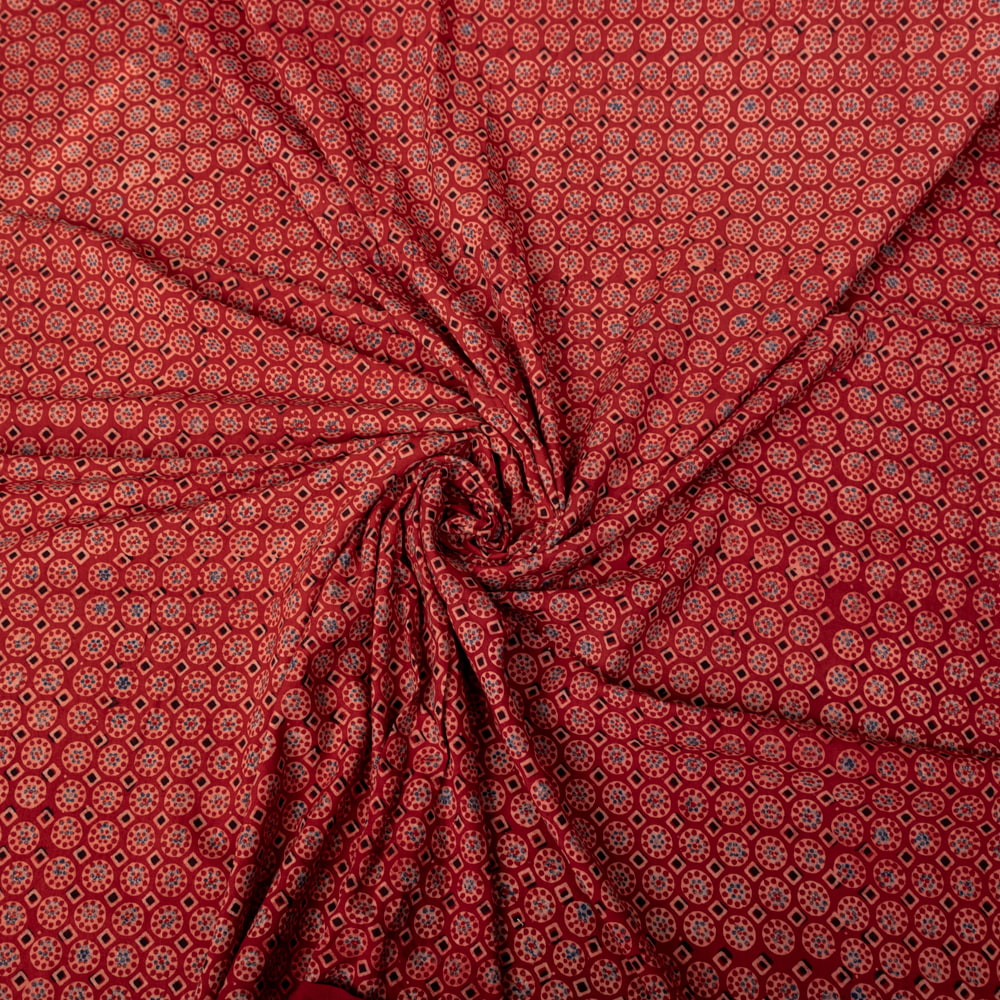〔1m切り売り〕アジュラックプール村からやってきた　昔ながらの木版染めアジュラックデザイン布〔約113cm〕 - レッド系1枚目の説明写真です