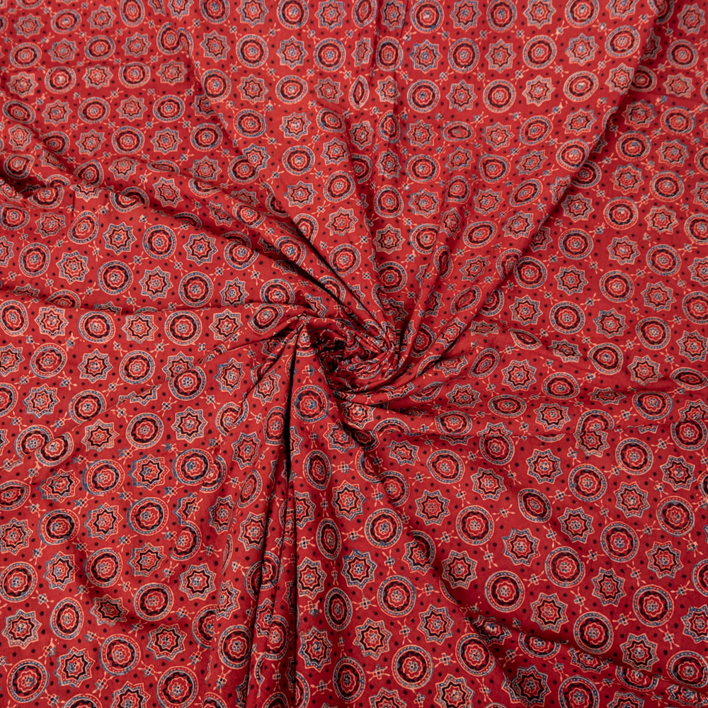 〔1m切り売り〕アジュラックプール村からやってきた　昔ながらの木版染めアジュラックデザイン布〔約107cm〕 - レッド系1枚目の説明写真です