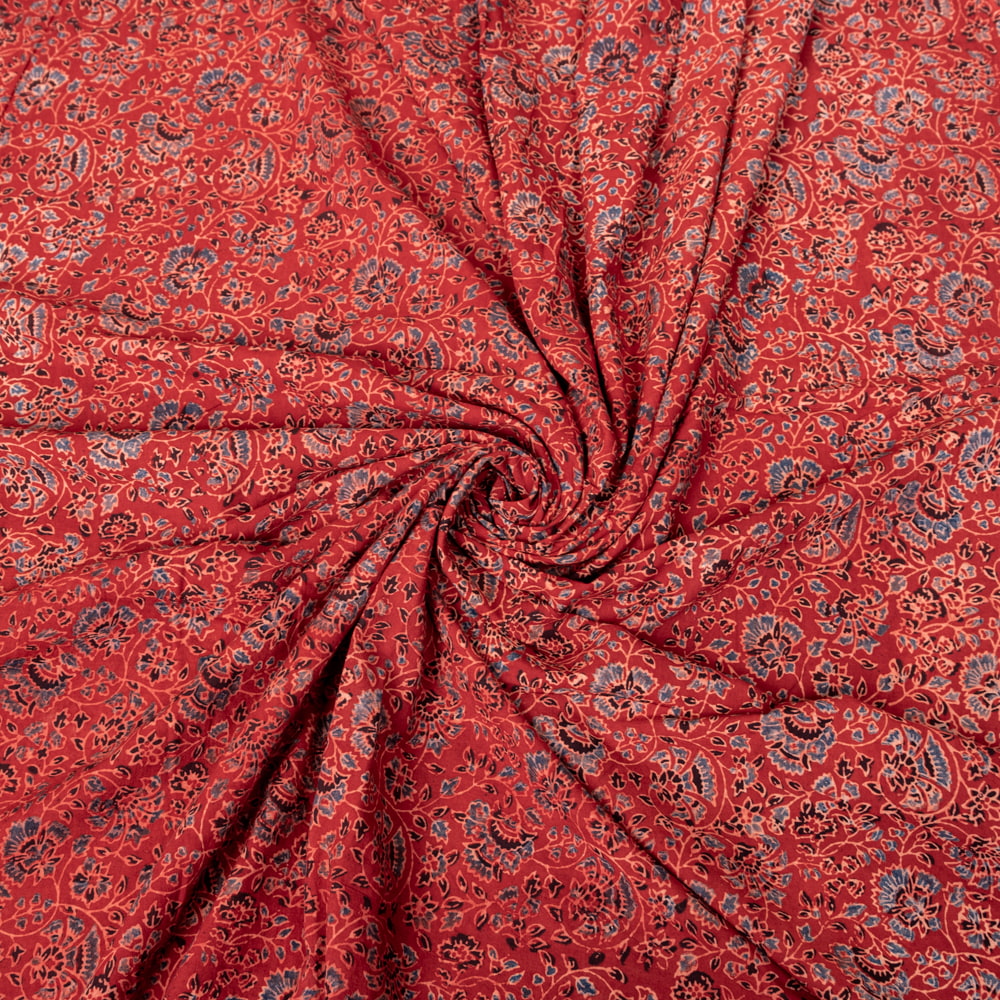 〔1m切り売り〕アジュラックプール村からやってきた　昔ながらの木版染め更紗模様布〔約112cm〕 - レッド系1枚目の説明写真です