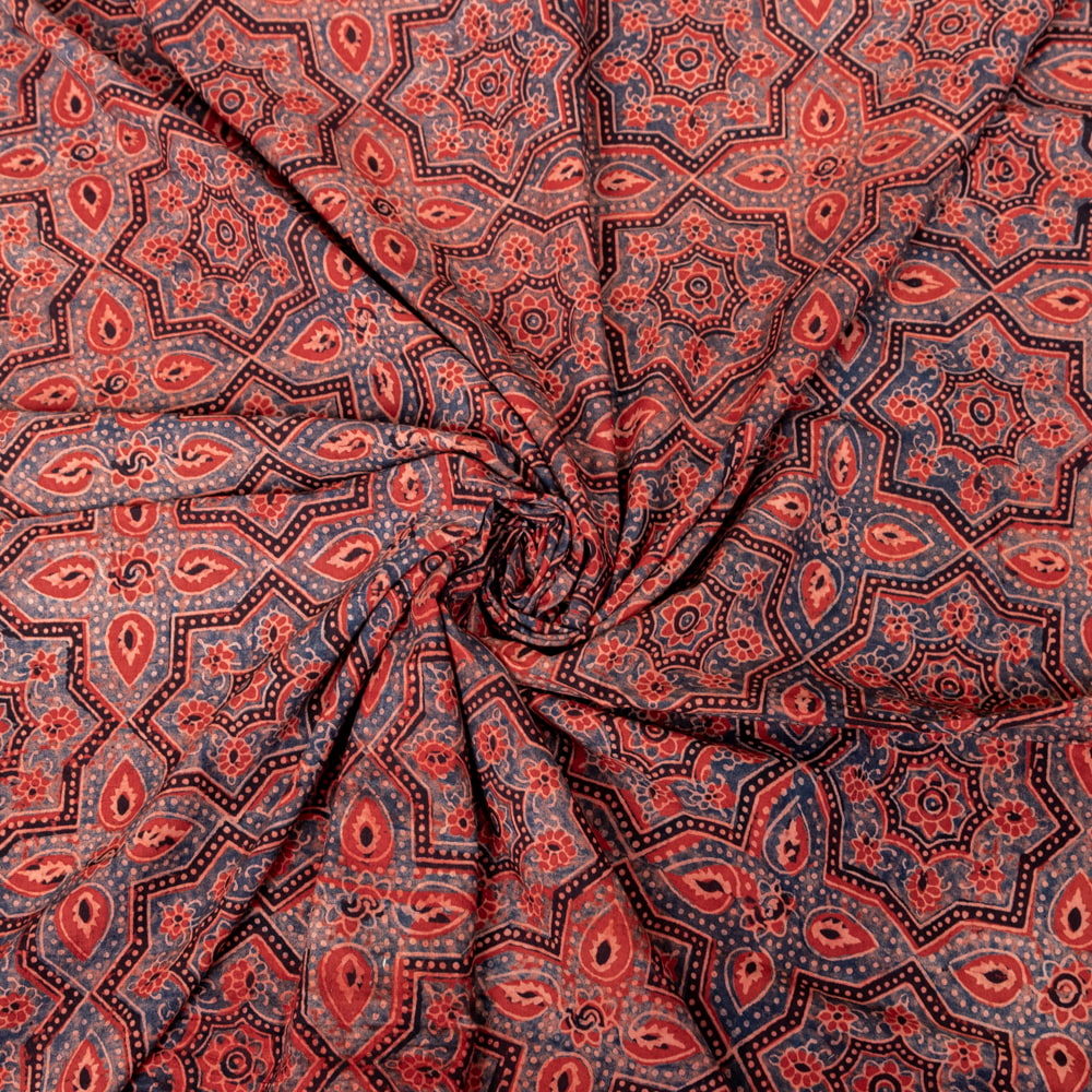 〔1m切り売り〕アジュラックプール村からやってきた　昔ながらの木版染めアジュラックデザイン布〔約112cm〕 - レッド系1枚目の説明写真です
