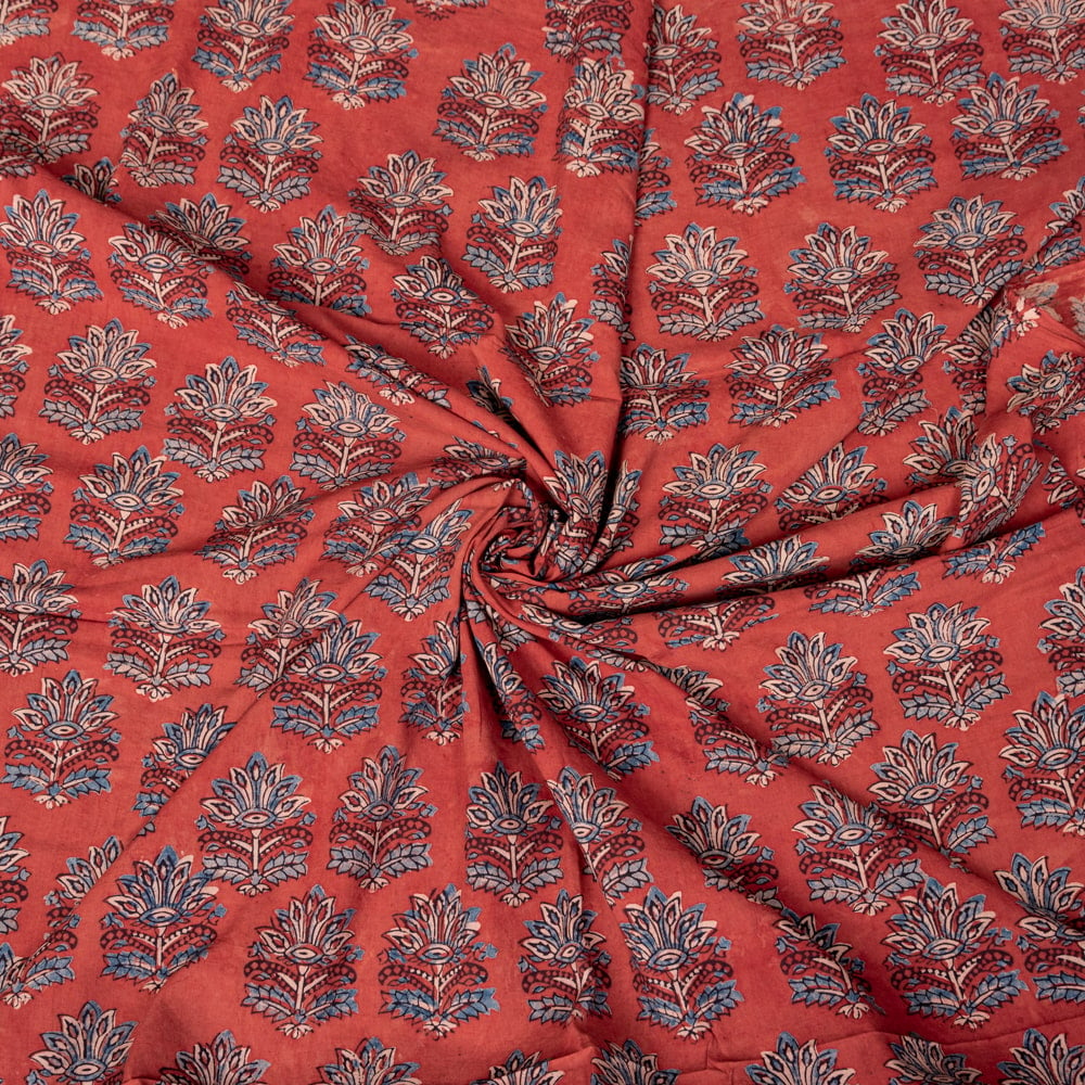 〔1m切り売り〕アジュラックプール村からやってきた　昔ながらの木版染め更紗模様布〔約110cm〕 - レッド系1枚目の説明写真です
