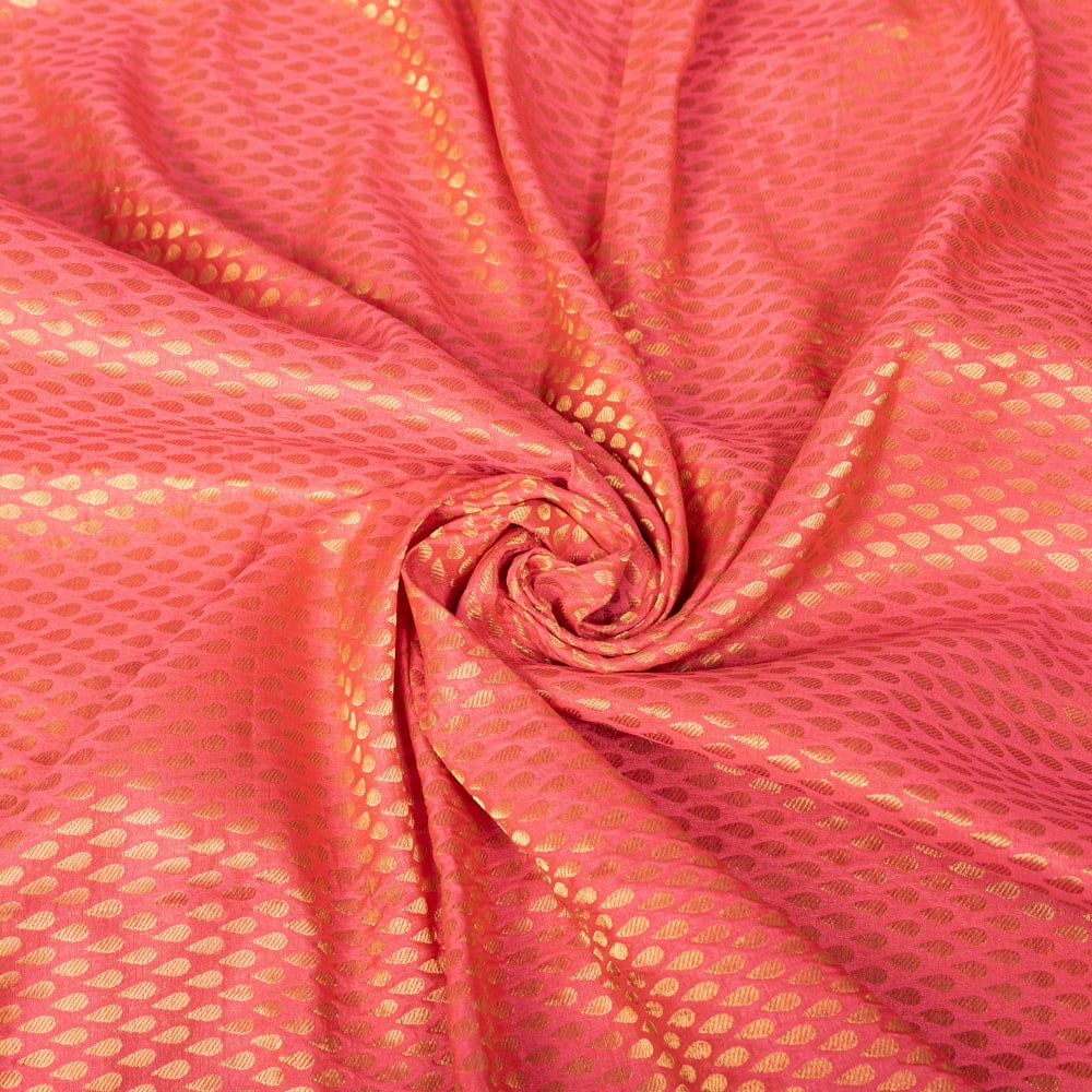 〔1m切り売り〕〔各色あり〕インドの伝統模様布　光沢感のあるブロケード生地に　美しい金糸の紋織　雨模様〔幅約108cm〕1枚目の説明写真です