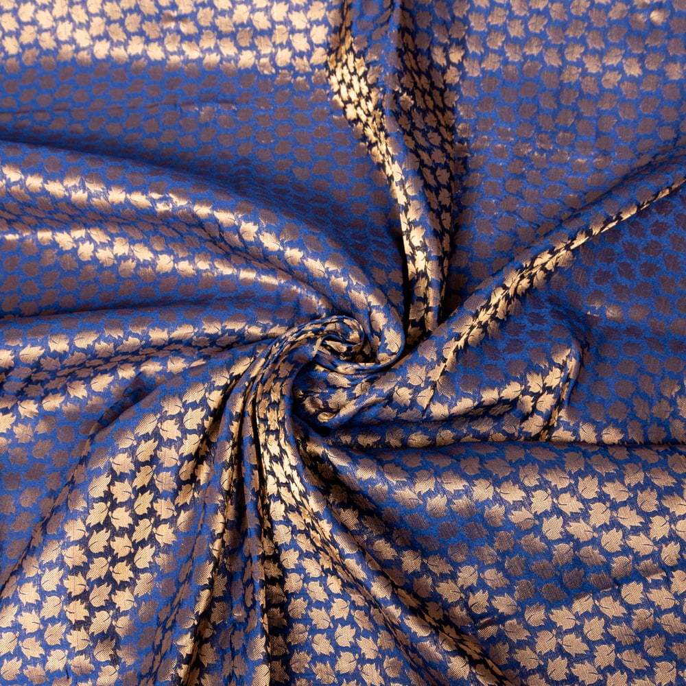 〔1m切り売り〕〔各色あり〕インドの伝統模様布　光沢感のあるブロケード生地に　美しい金糸の紋織　葉模様〔幅約106cm〕1枚目の説明写真です