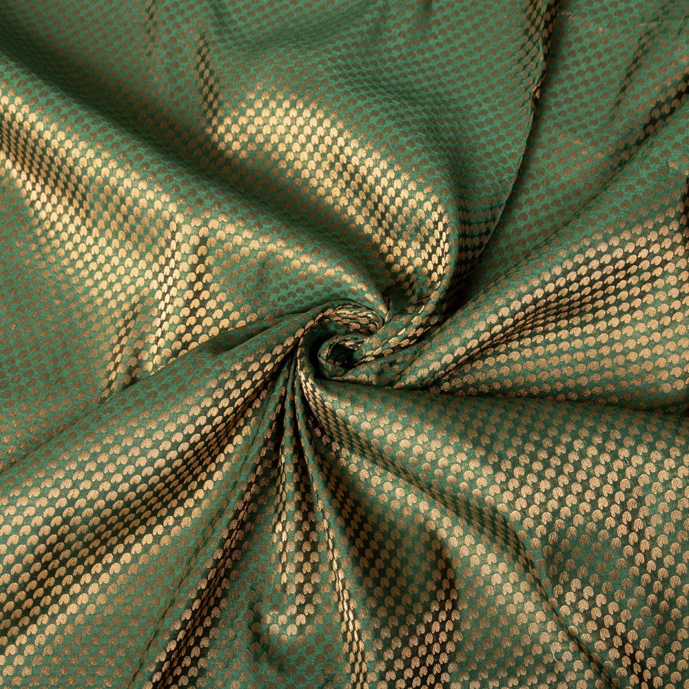 〔1m切り売り〕〔各色あり〕インドの伝統模様布　光沢感のあるブロケード生地に　美しい金糸の紋織〔幅約107cm〕1枚目の説明写真です