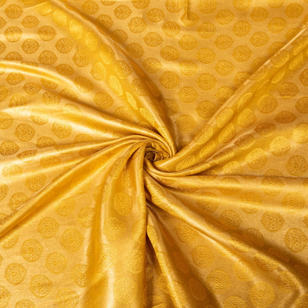 〔1m切り売り〕〔各色あり〕インドの伝統模様布　光沢感のあるブロケード生地に　美しい金糸の紋織〔幅約118cm〕1枚目の説明写真です