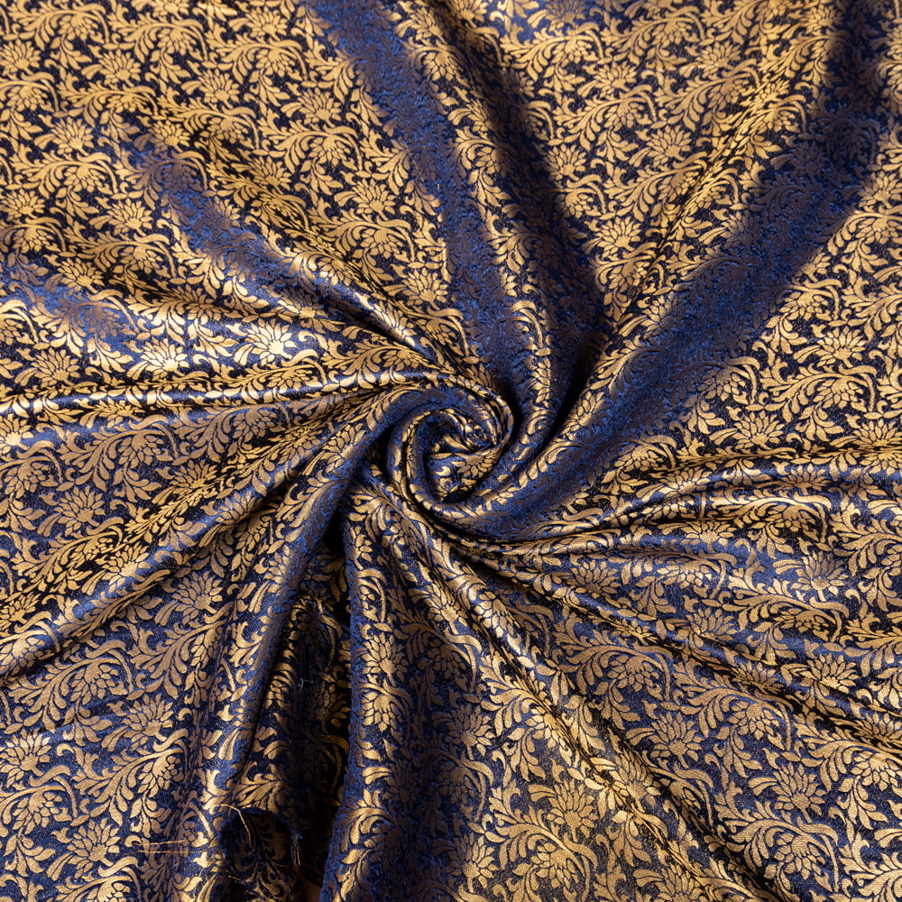 〔1m切り売り〕インドの伝統模様布　光沢感のあるブロケード生地に　美しい金糸の紋織　更紗〔幅約120cm〕1枚目の説明写真です