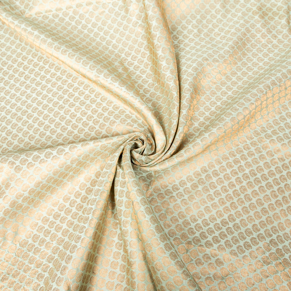 〔1m切り売り〕〔各色あり〕インドの伝統模様布　光沢感のあるブロケード生地に　美しい金糸の紋織　ペイズリー〔幅約111cm〕1枚目の説明写真です