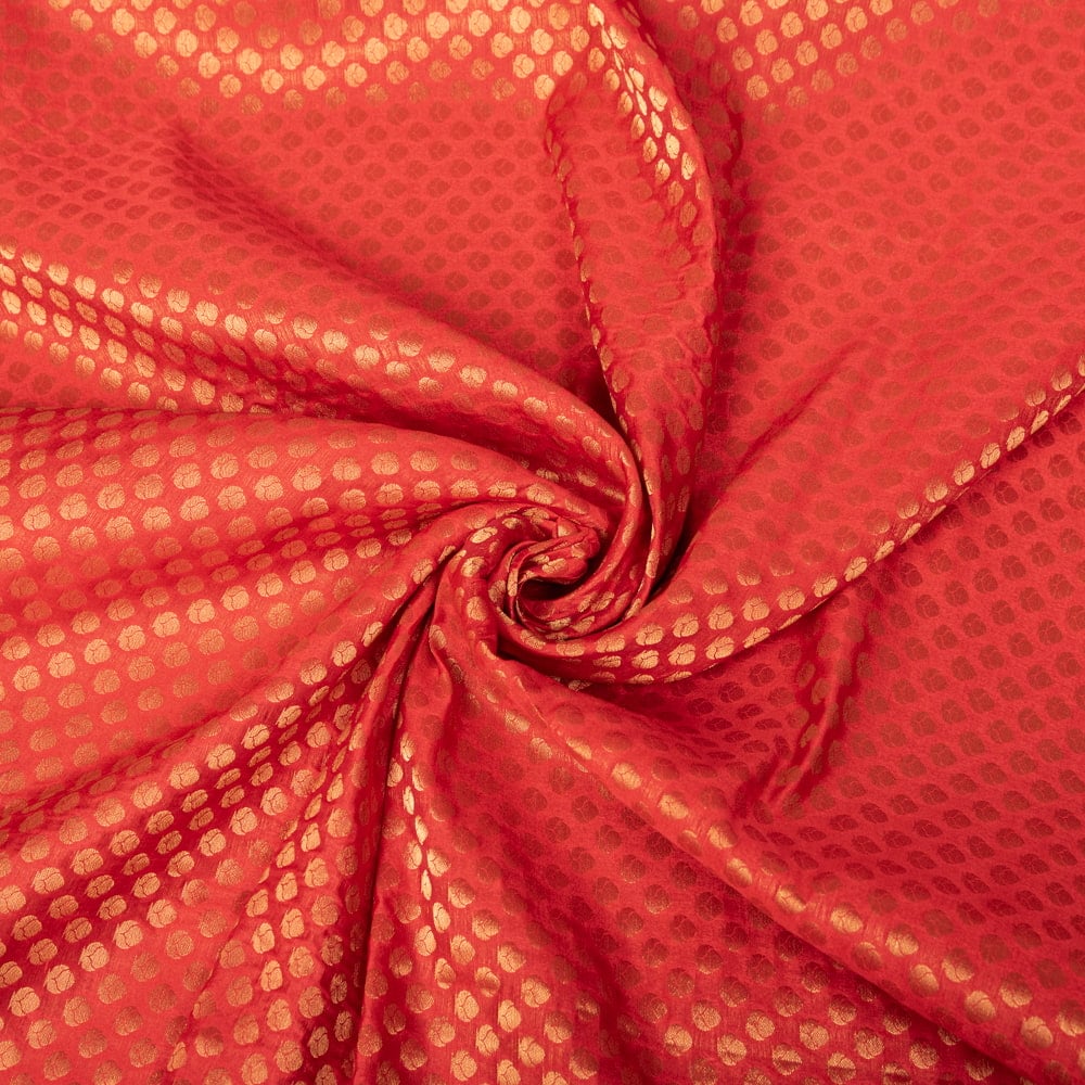 〔1m切り売り〕インドの伝統模様布　光沢感のあるブロケード生地に　美しい金糸の紋織〔幅約108cm〕1枚目の説明写真です