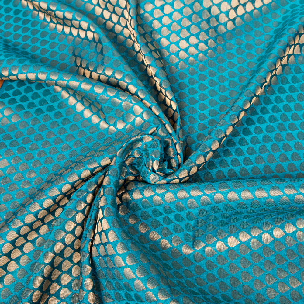 〔1m切り売り〕インドの伝統模様布　光沢感のあるブロケード生地に　美しい金糸の紋織　雨模様〔幅約109cm〕1枚目の説明写真です