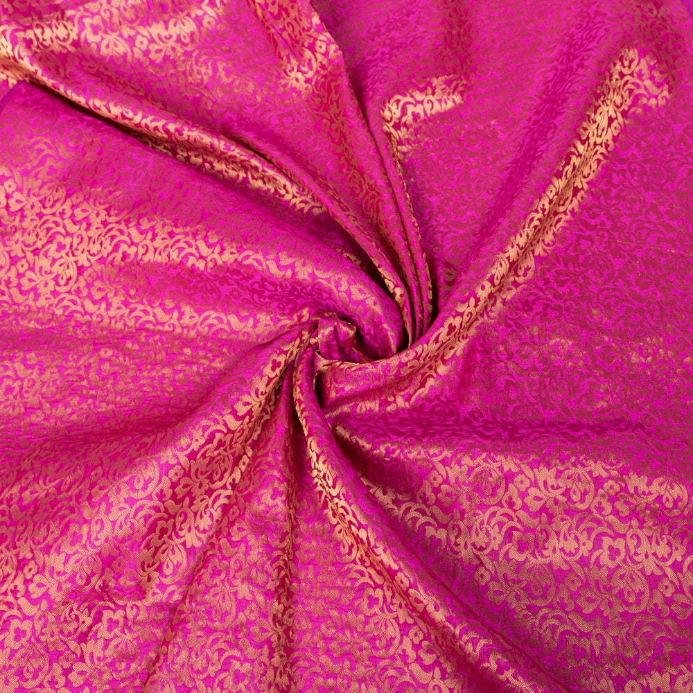 〔1m切り売り〕インドの伝統模様布　光沢感のあるブロケード生地に　美しい金糸の紋織　更紗〔幅約111cm〕1枚目の説明写真です