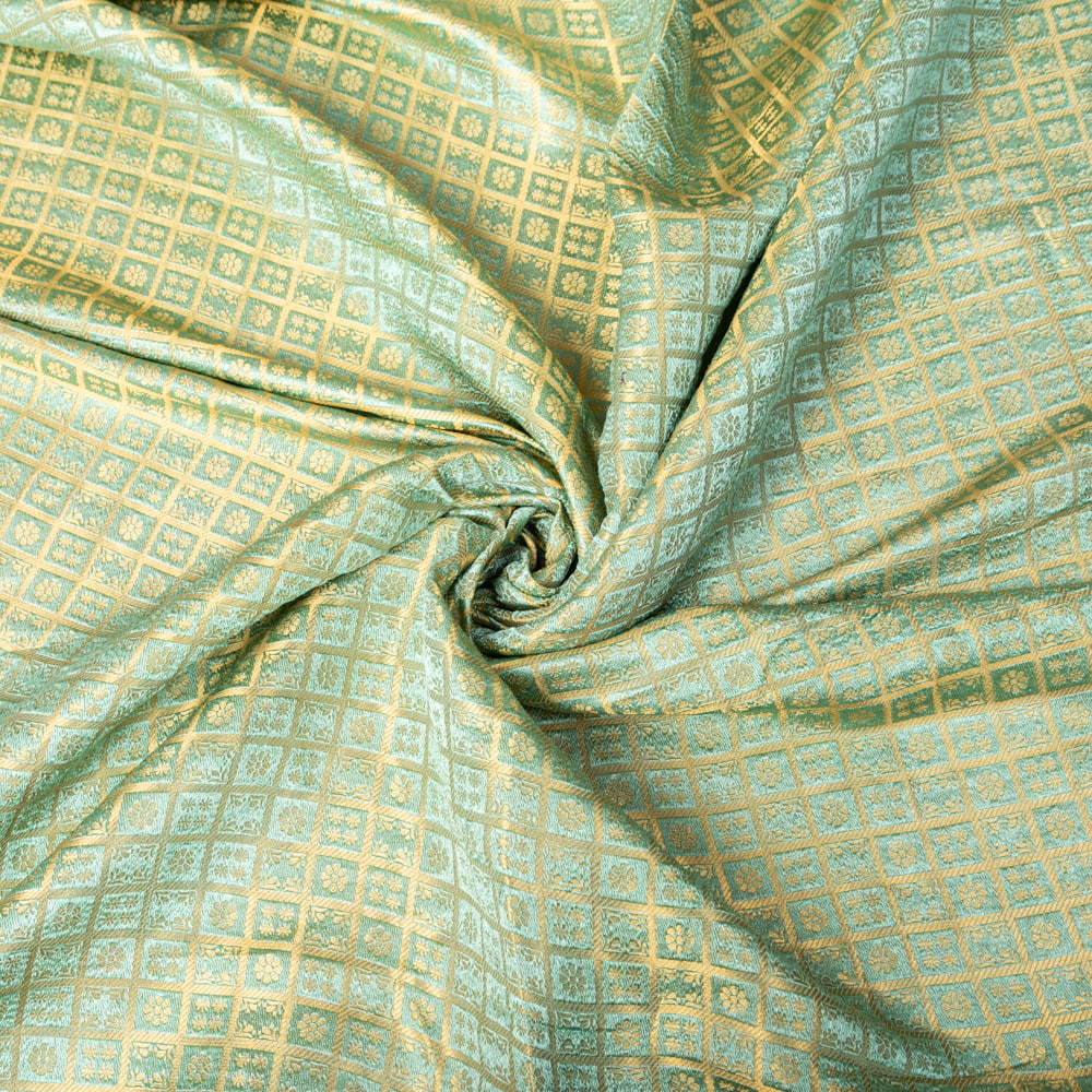 〔1m切り売り〕インドの伝統模様布　光沢感のあるブロケード生地に　美しい金糸の紋織　格子模様〔幅約117cm〕1枚目の説明写真です