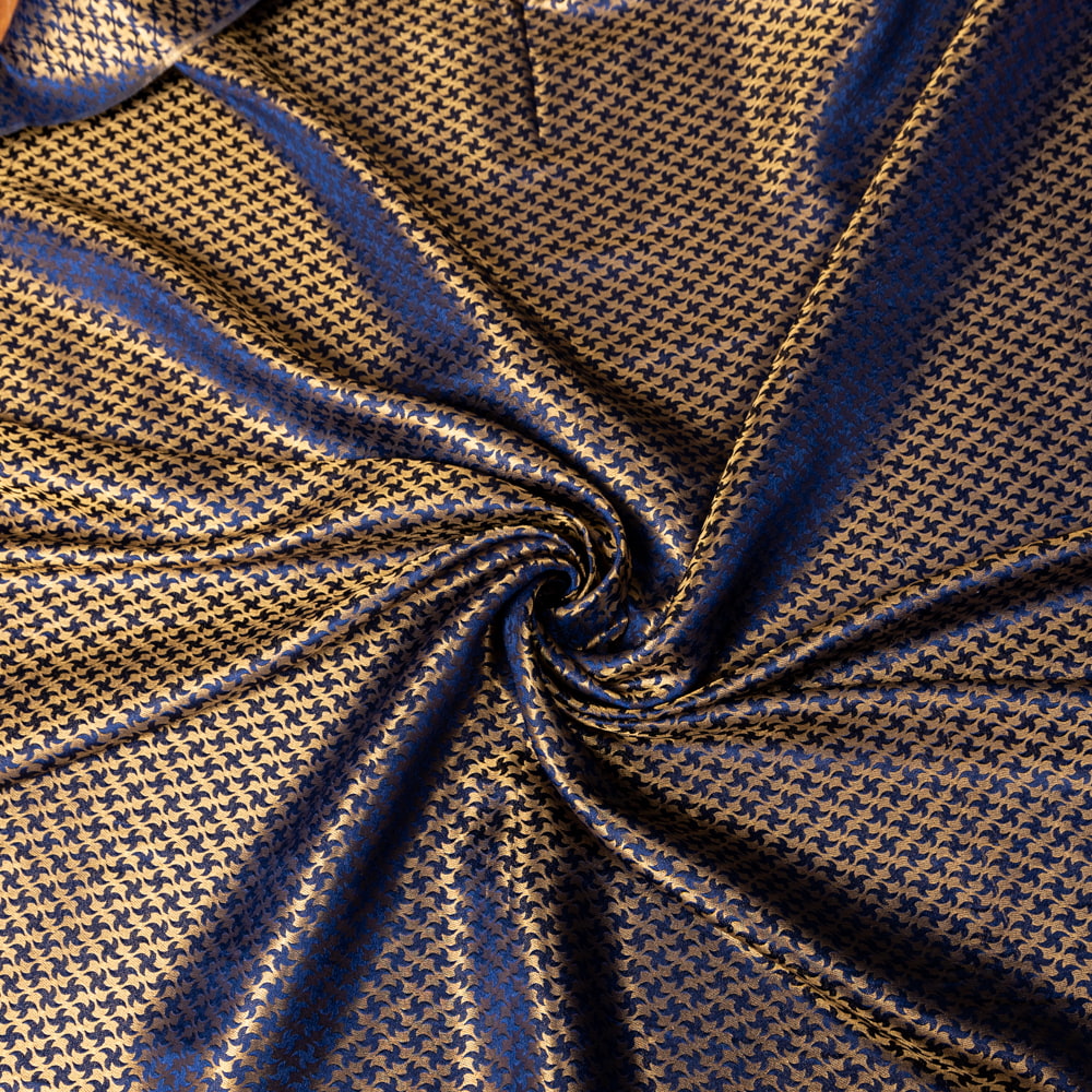 〔1m切り売り〕インドの伝統模様布　光沢感のあるブロケード生地に　美しい金糸の紋織　手裏剣〔幅約115cm〕1枚目の説明写真です
