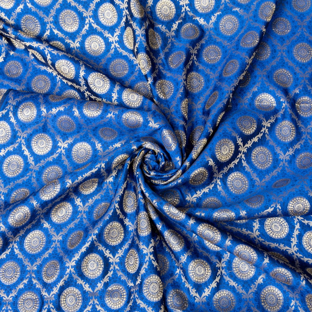 〔各色あり〕〔1m切り売り〕インドの伝統模様布　光沢感のあるブロケード生地　金糸〔約106cm〕1枚目の説明写真です