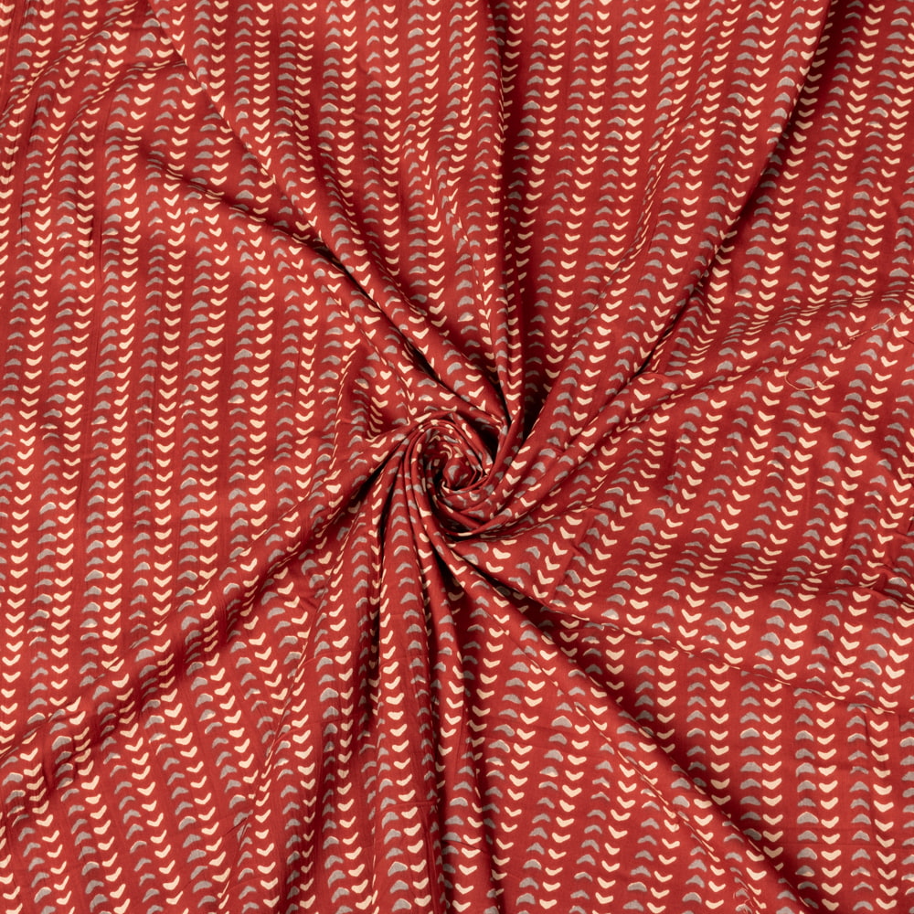 〔1m切り売り〕伝統息づく南インドから　昔ながらの更紗模様布〔約105cm〕レンガ系1枚目の説明写真です