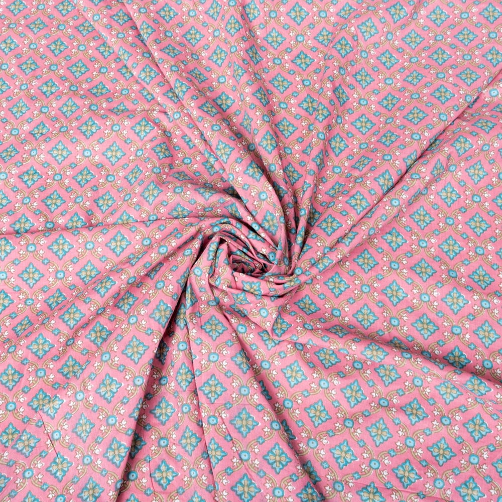 〔1m切り売り〕伝統息づく南インドから　昔ながらの更紗模様布〔約110cm〕ピンク×青緑系1枚目の説明写真です
