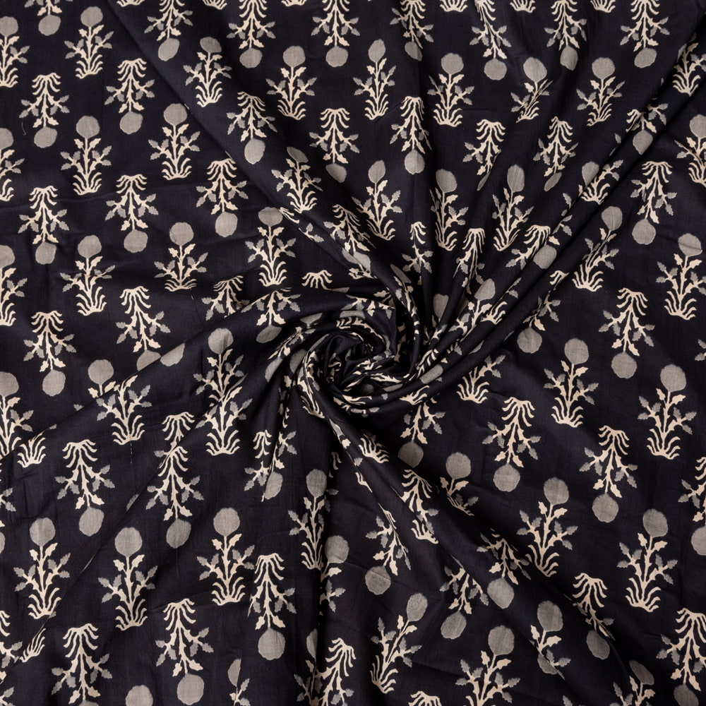 〔1m切り売り〕伝統息づく南インドから　昔ながらの更紗模様布〔約107cm〕ブラック系1枚目の説明写真です