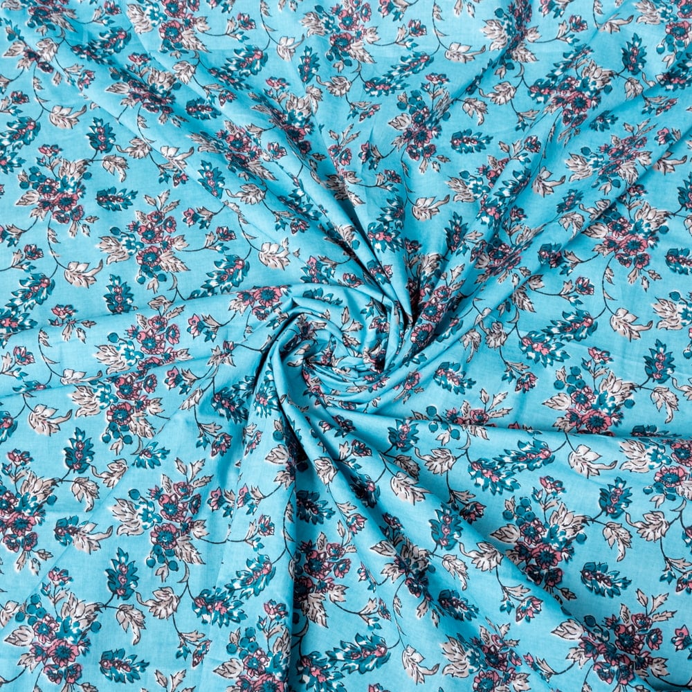 〔1m切り売り〕伝統息づく南インドから　昔ながらの更紗模様布〔約105cm〕水色系1枚目の説明写真です