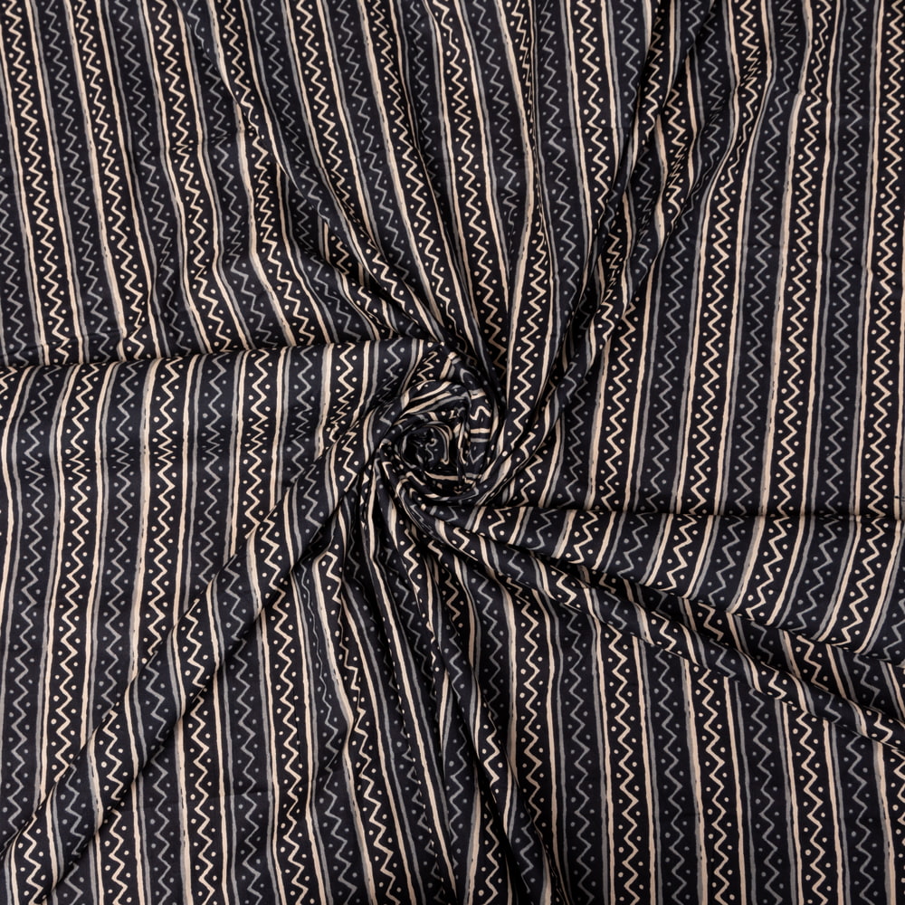 〔1m切り売り〕伝統息づく南インドから　昔ながらの更紗模様布〔約108cm〕ブラック系1枚目の説明写真です