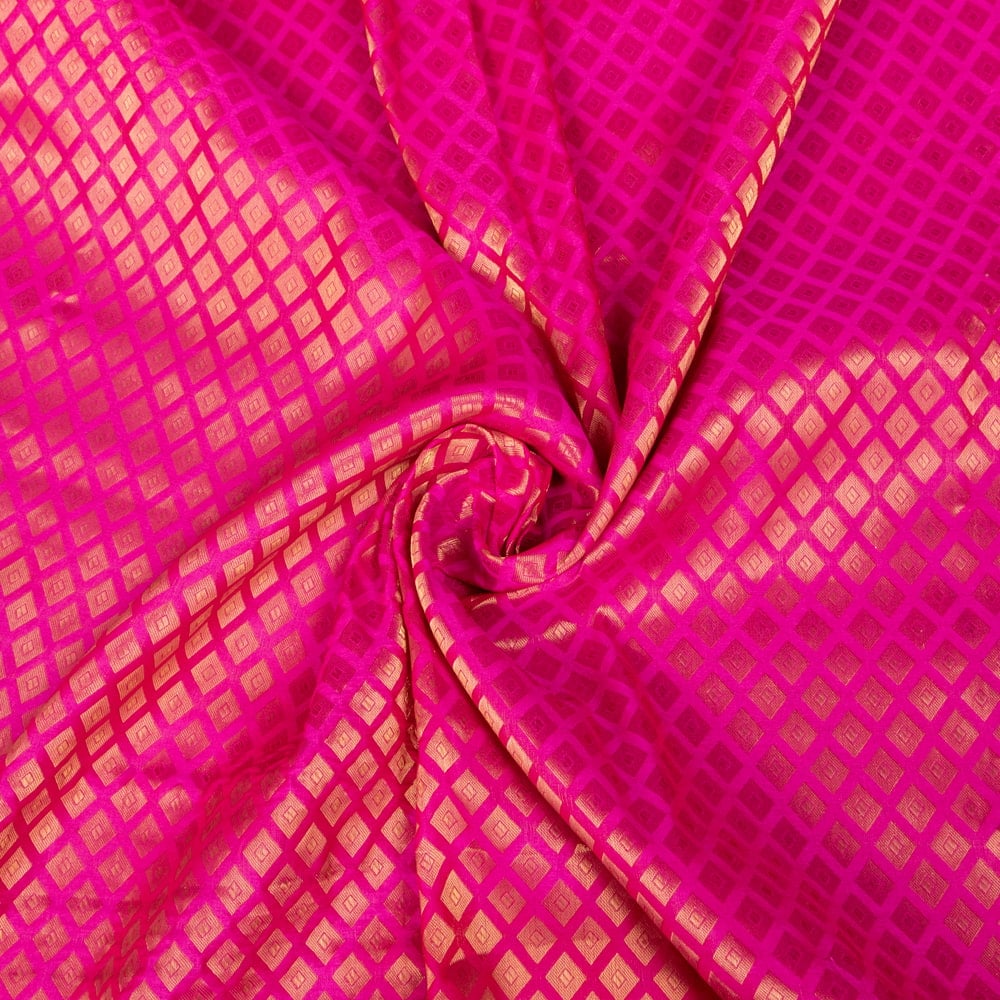 〔1m切り売り〕インドの伝統模様布　光沢感のあるブロケード生地　金糸〔約109cm〕ピンク系1枚目の説明写真です