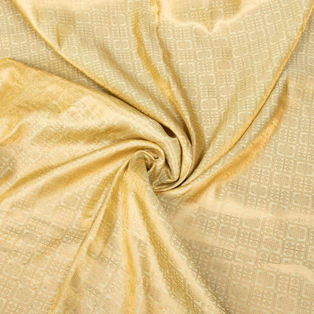 〔1m切り売り〕インドの伝統模様布　光沢感のあるブロケード生地　金糸〔約111cm〕薄黄緑系1枚目の説明写真です
