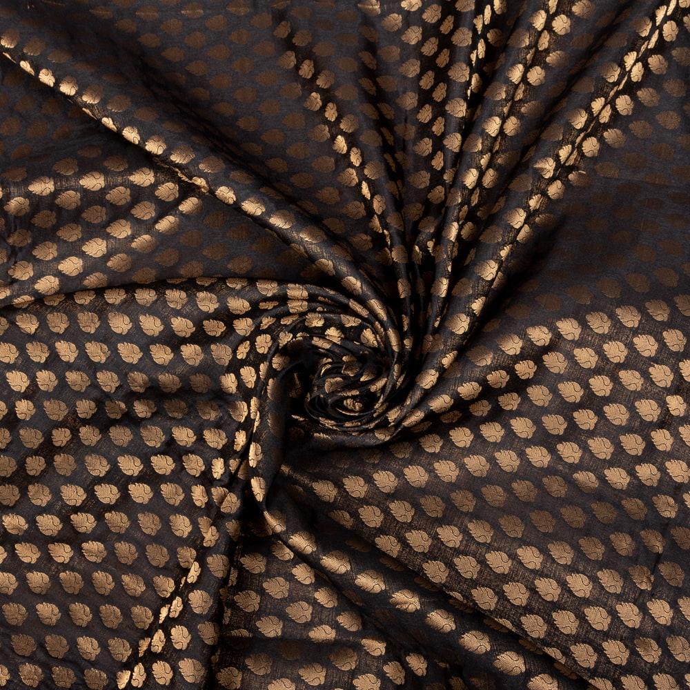 〔1m切り売り〕インドの伝統模様布　光沢感のあるブロケード生地　金糸〔約111cm〕ブラック系1枚目の説明写真です