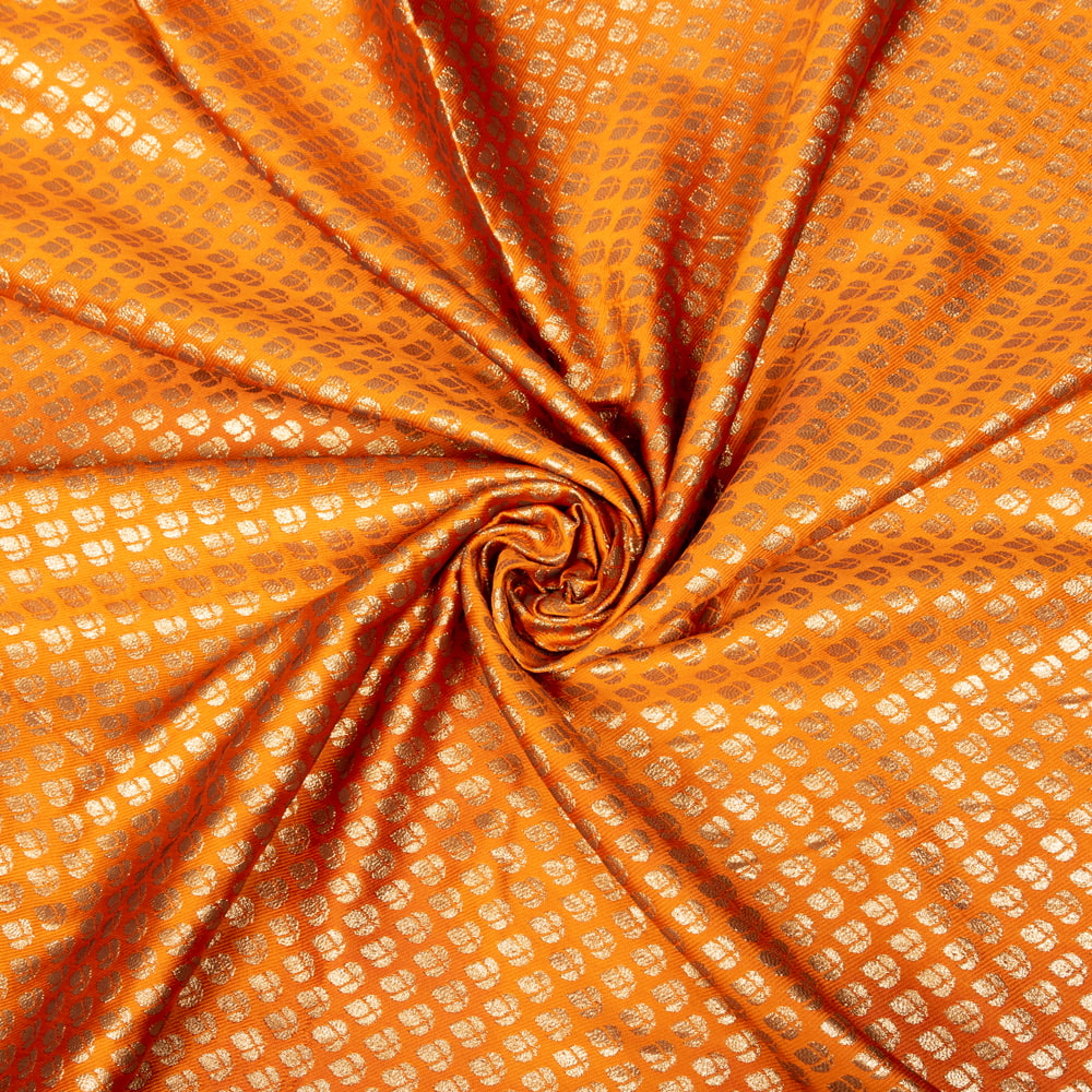 〔1m切り売り〕インドの伝統模様布　光沢感のあるブロケード生地　金糸〔約121cm〕オレンジ系1枚目の説明写真です
