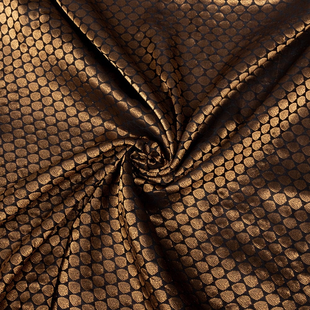〔1m切り売り〕インドの伝統模様布　光沢感のあるブロケード生地　金糸〔約107cm〕ブラック系1枚目の説明写真です