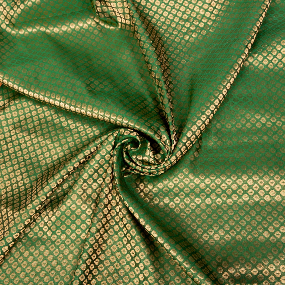 〔1m切り売り〕インドの伝統模様布　光沢感のあるブロケード生地　金糸〔約111cm〕グリーン系1枚目の説明写真です