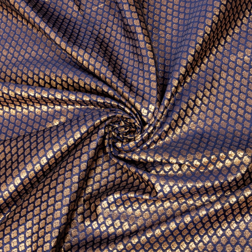 〔1m切り売り〕インドの伝統模様布　光沢感のあるブロケード生地　金糸〔約123cm〕ネイビー系1枚目の説明写真です