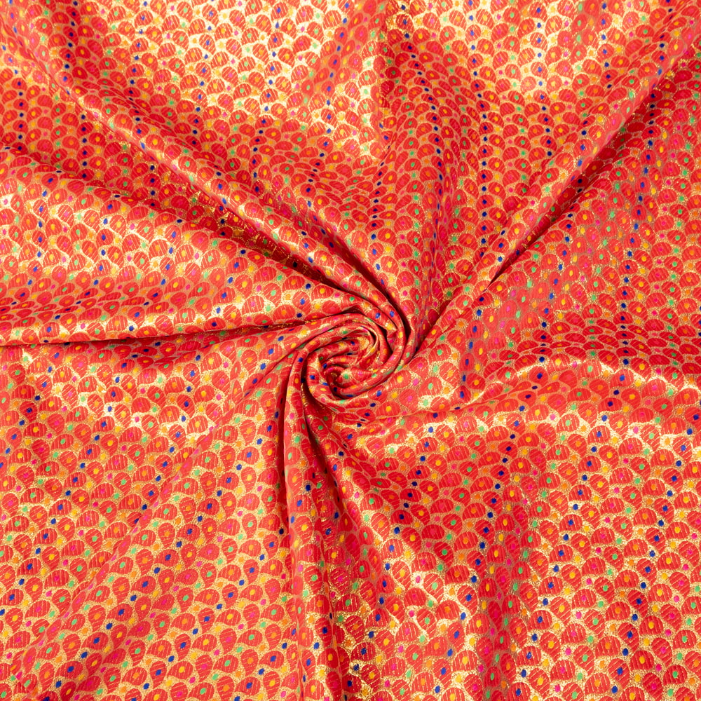 〔1m切り売り〕インドの伝統模様布　光沢感のあるブロケード生地　金糸〔約113cm〕レッド系1枚目の説明写真です