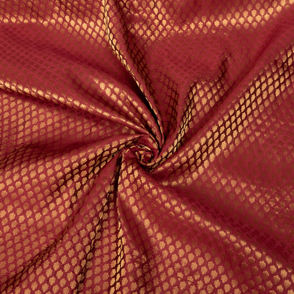 〔1m切り売り〕インドの伝統模様布　光沢感のあるブロケード生地　金糸〔約108cm〕ワイン系1枚目の説明写真です