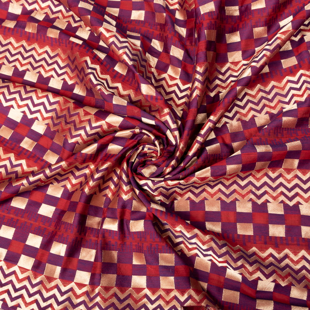 〔1m切り売り〕インドの伝統模様布　光沢感のあるブロケード生地　金糸〔約126cm〕紫×赤×金系1枚目の説明写真です