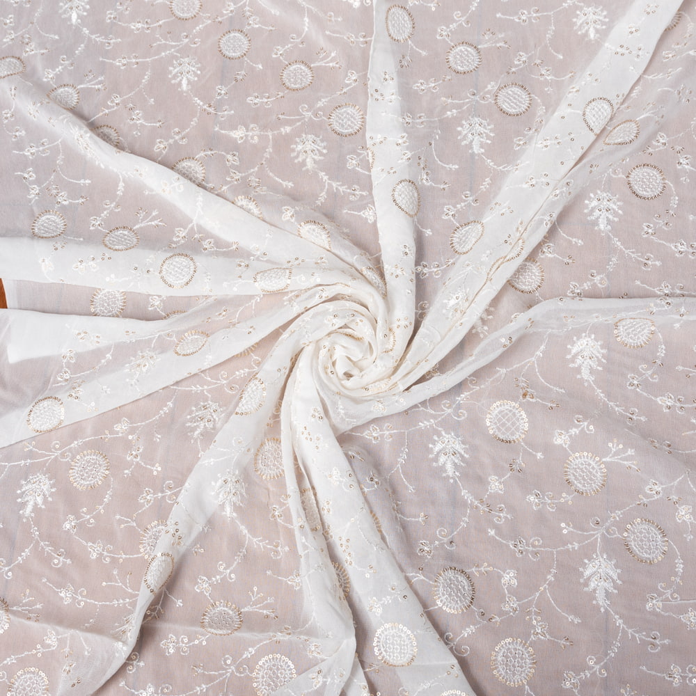 〔1m切り売り〕インドのスパンコール刺繍付き　シフォン生地布〔約106cm〕ホワイト系1枚目の説明写真です