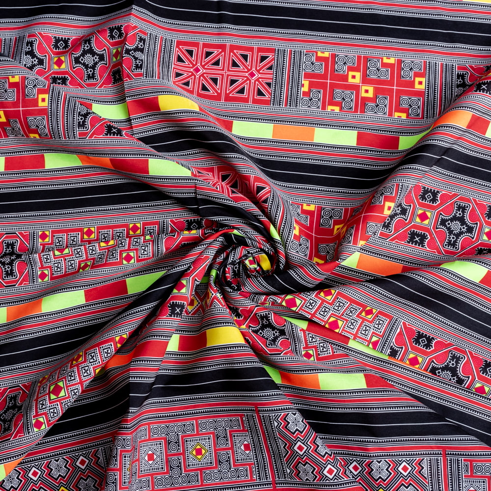 〔1m切り売り〕モン族の刺繍風プリントファブリック　生地　少数民族　フォークロア　民俗的　トライバル〔約162cm〕1枚目の説明写真です