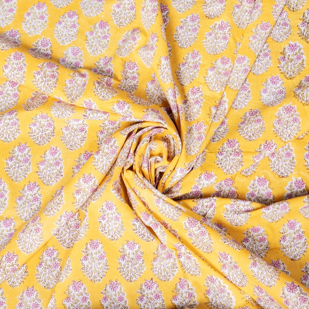 〔1m切り売り〕ジャイプル　職人手作り　色彩豊かなボタニカルデザイン　おしゃれ　生地　花柄　テーブルクロス　刺繍素材などへ〔幅約108cm〕 - イエロー系1枚目の説明写真です