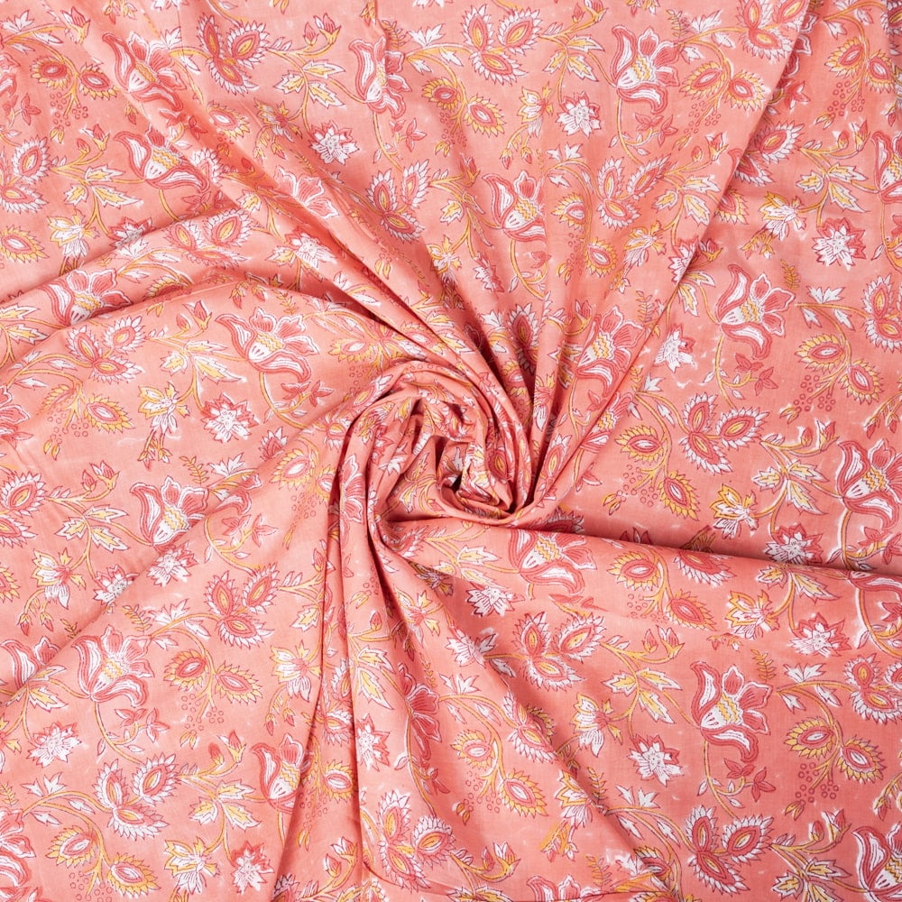〔1m切り売り〕ジャイプル　職人手作り　色彩豊かなボタニカルデザイン　おしゃれ　生地　花柄　テーブルクロス　刺繍素材などへ〔幅約111cm〕 - サーモンピンク系1枚目の説明写真です