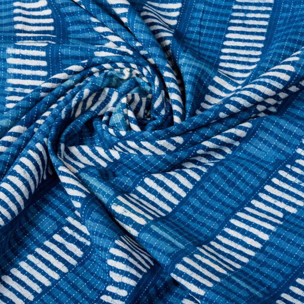 〔1m単位切り売り〕インドの伝統の泥染め(ダブプリント) 藍染め カンタ刺繍布の組み合わせ おしゃれ 生地 テーブルクロス 刺繍素材などへ〔幅約109cm〕 - ネイビー系4枚目の説明写真です