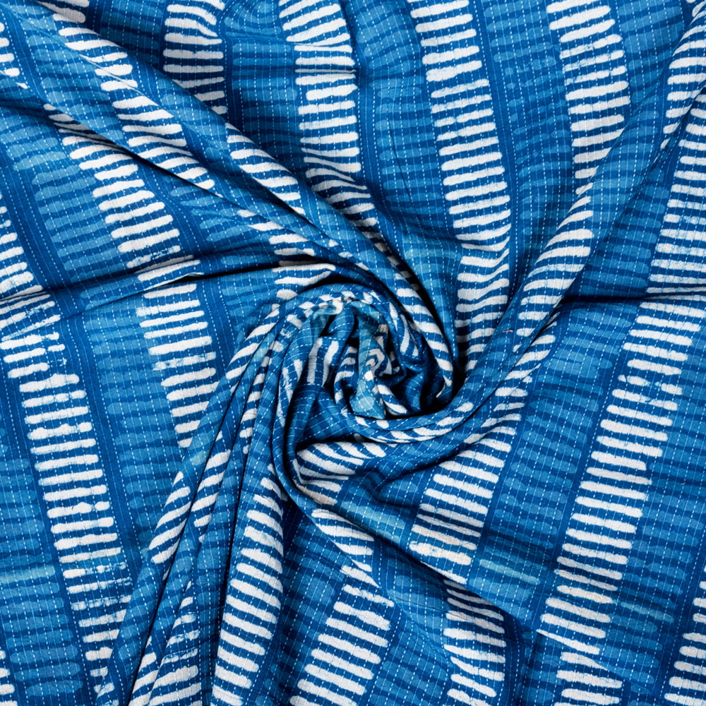 〔1m単位切り売り〕インドの伝統の泥染め(ダブプリント) 藍染め カンタ刺繍布の組み合わせ おしゃれ 生地 テーブルクロス 刺繍素材などへ〔幅約109cm〕 - ネイビー系1枚目の説明写真です