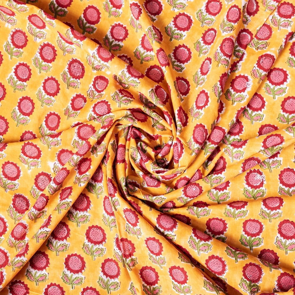 〔1m切り売り〕ジャイプル　職人手作り　色彩豊かなボタニカルデザイン　おしゃれ　生地　花柄　テーブルクロス　刺繍素材などへ〔幅約108cm〕 - オレンジ系1枚目の説明写真です