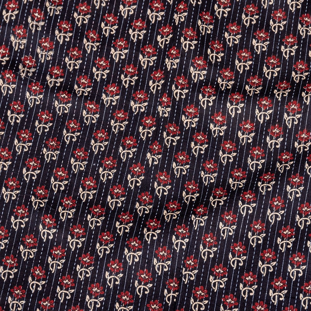 〔1m単位切り売り〕カンタ刺繍がかわいい ボタニカルデザインの布 ブラック系〔幅約110cm〕1枚目の説明写真です