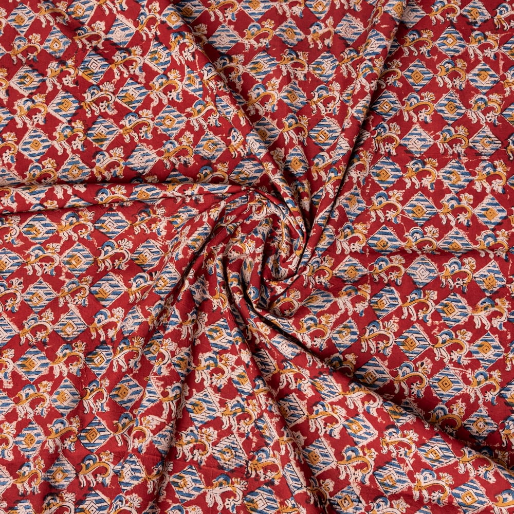〔1m切り売り〕伝統息づく南インドから　昔ながらの木版染め更紗模様布 - 赤系〔横幅:約115cm〕1枚目の説明写真です